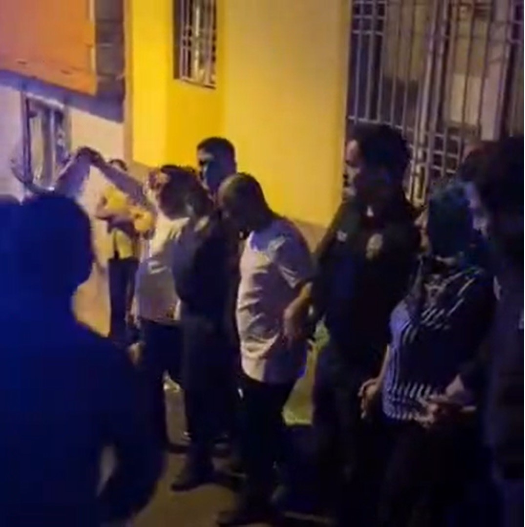 İhbara giden polis ekiplerine davullu zurnalı halay sürprizi 7 ihbara giden polis ekiplerine davullu zurnali halay surprizi 3 QILIhiDJ