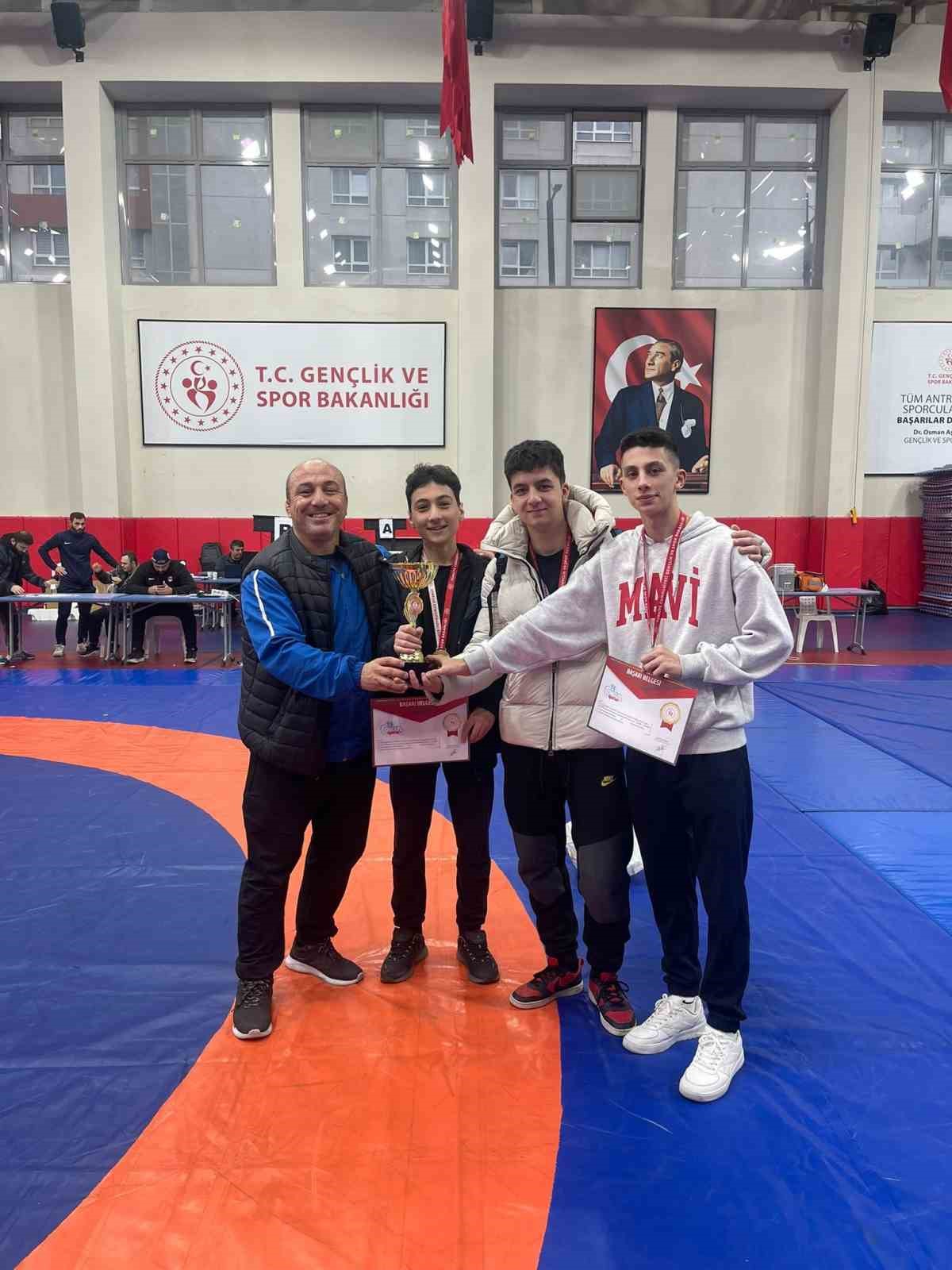 ihlas koleji gures takimi istanbul sampiyonasinda cifte basariya imza atti 2 QGE3ITtY