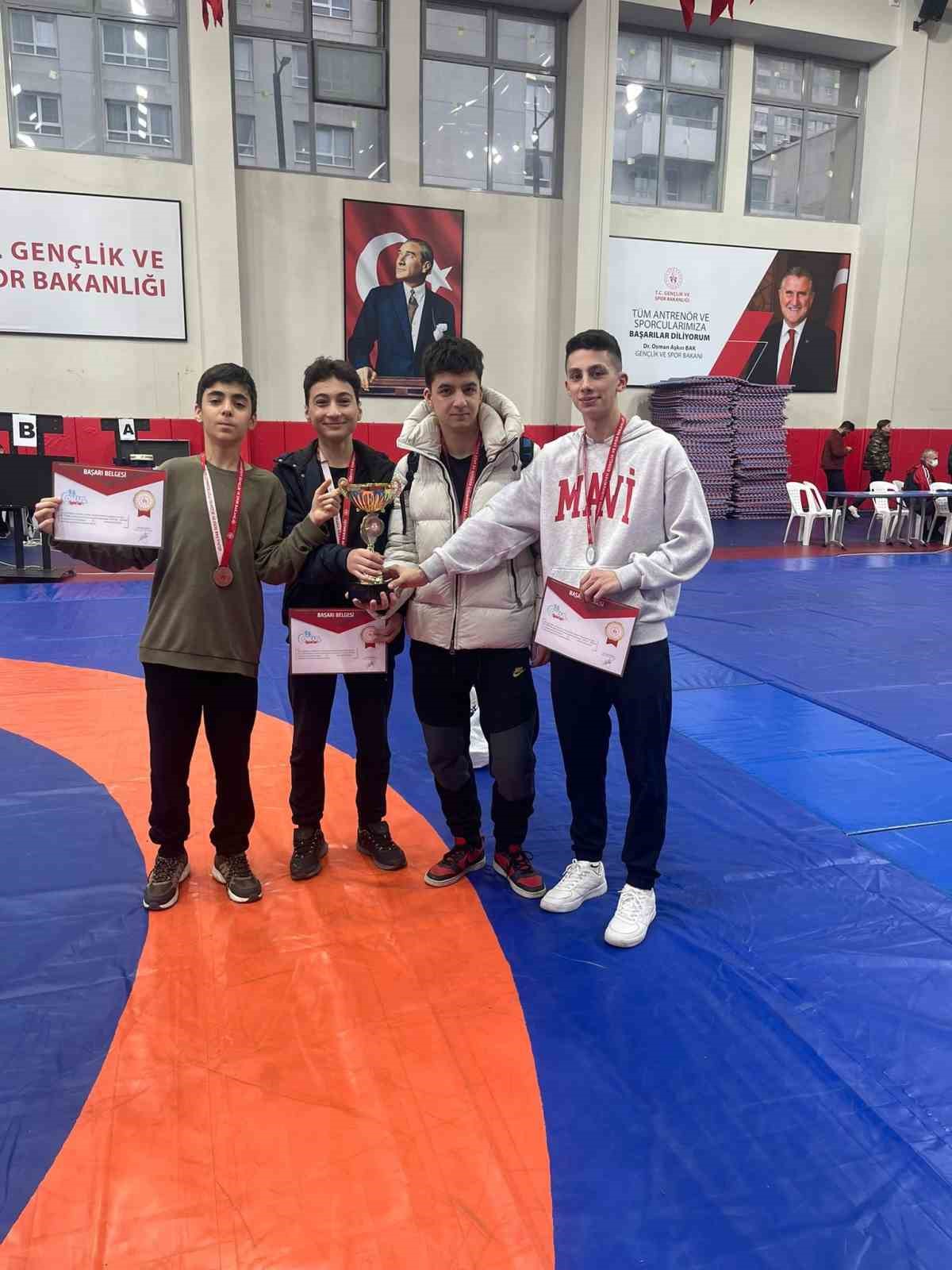 ihlas koleji gures takimi istanbul sampiyonasinda cifte basariya imza atti 3 XveHf2tu