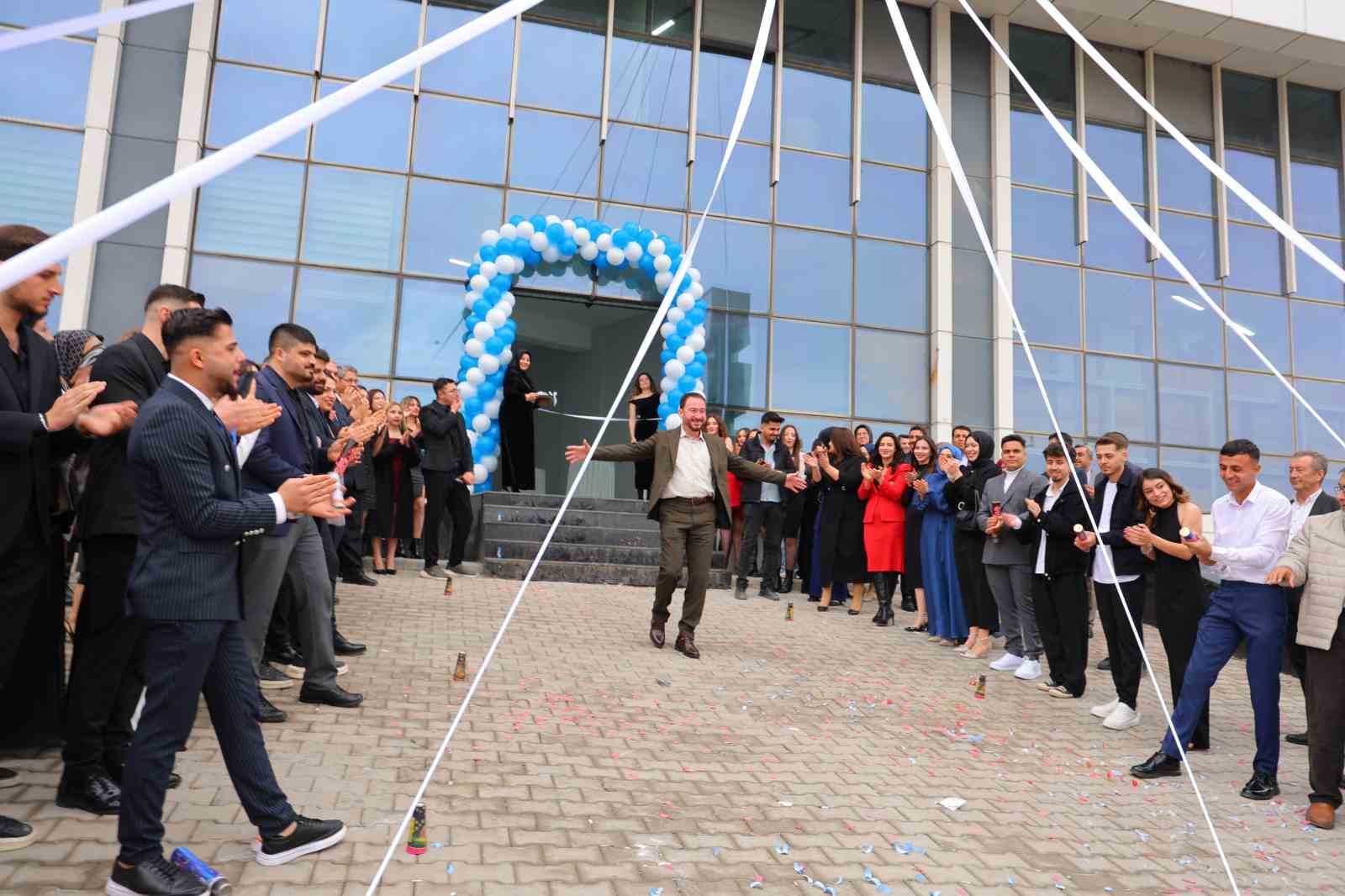 İhlas Pazarlama Kahramanmaraş’ta yeni hizmet binasını açtı, başarılı çalışanlara plaket verildi 9 ihlas pazarlama kahramanmarasta yeni hizmet binasini acti basarili calisanlara plaket verildi 5 k6jzOChQ