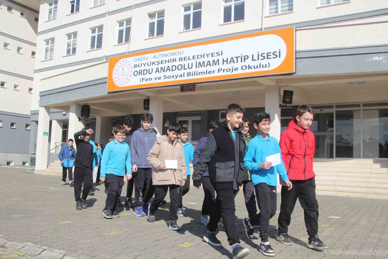 ihtiyac sahipleri icin harcliklarini biriktiren ogrenciler duygulandirdi 3 JlBzjtf4