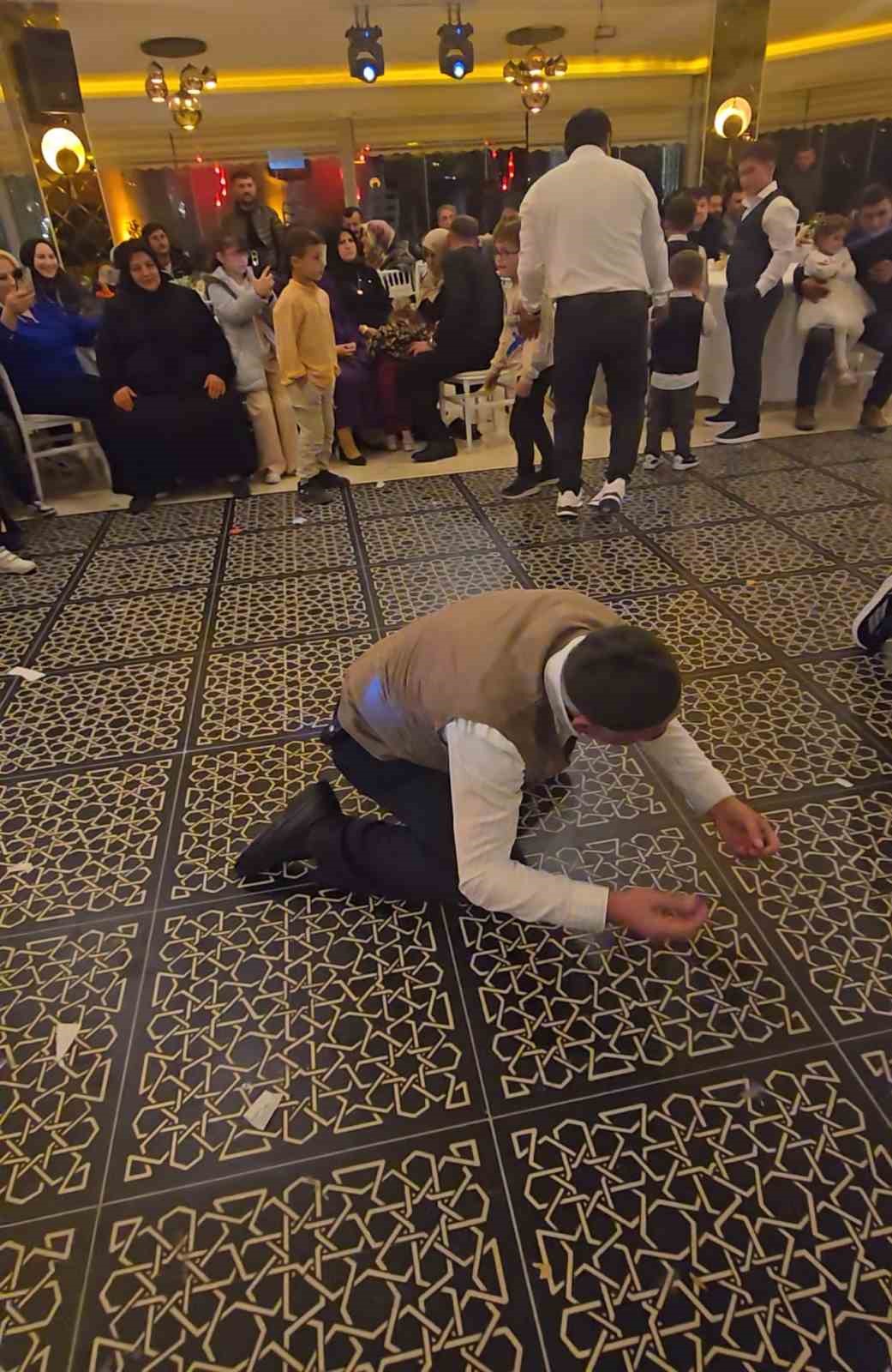 ihtiyar delikanlilar pistte genclere tas cikardi 0 TvHAGDyg