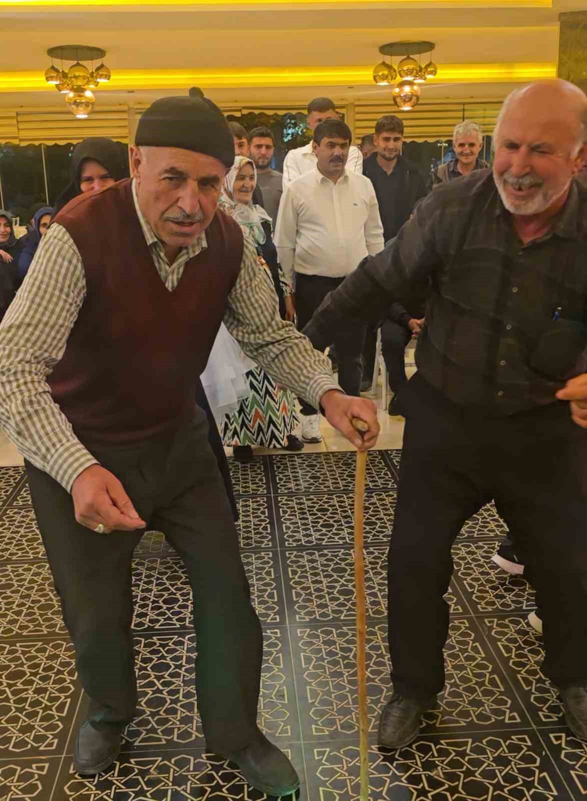 ihtiyar delikanlilar pistte genclere tas cikardi 1 myU6C1F3