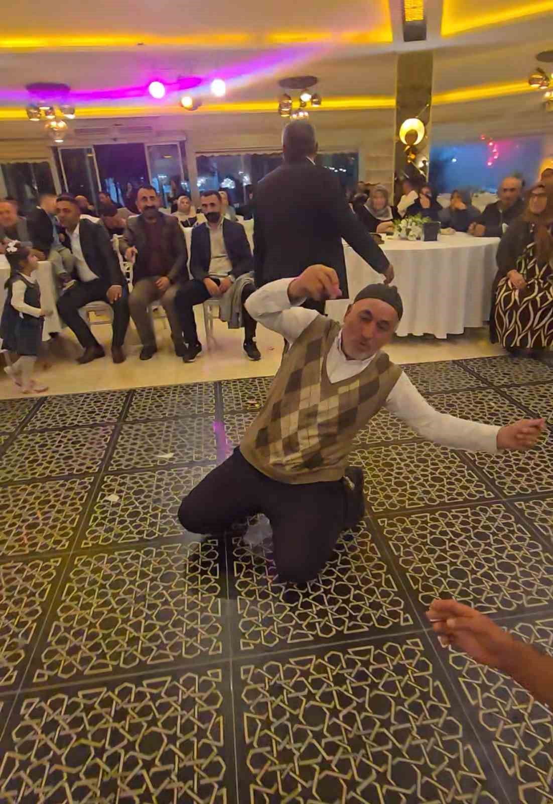 ihtiyar delikanlilar pistte genclere tas cikardi 2 RhsGfNvd