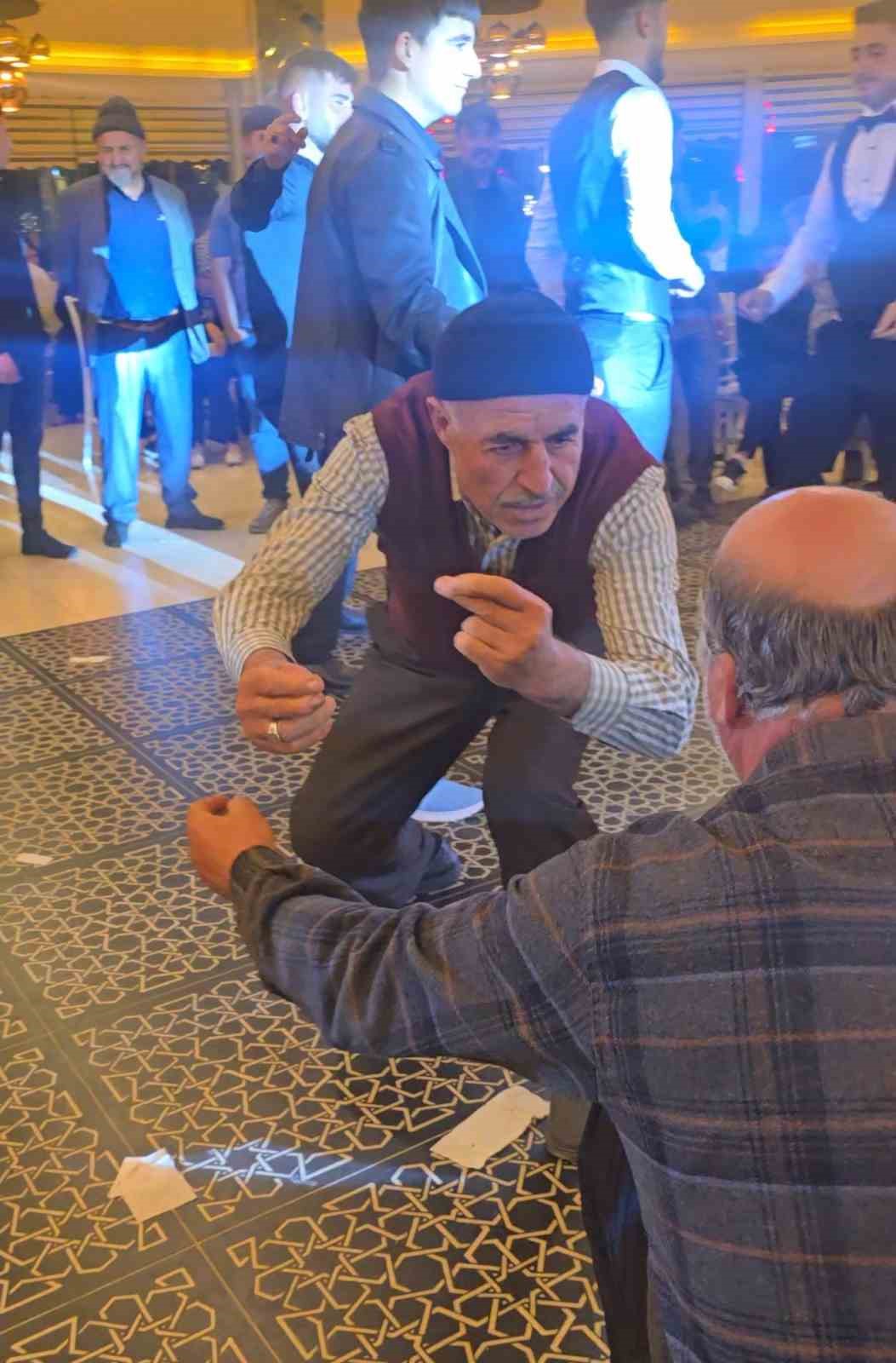 ihtiyar delikanlilar pistte genclere tas cikardi 4 EiZNfK4j