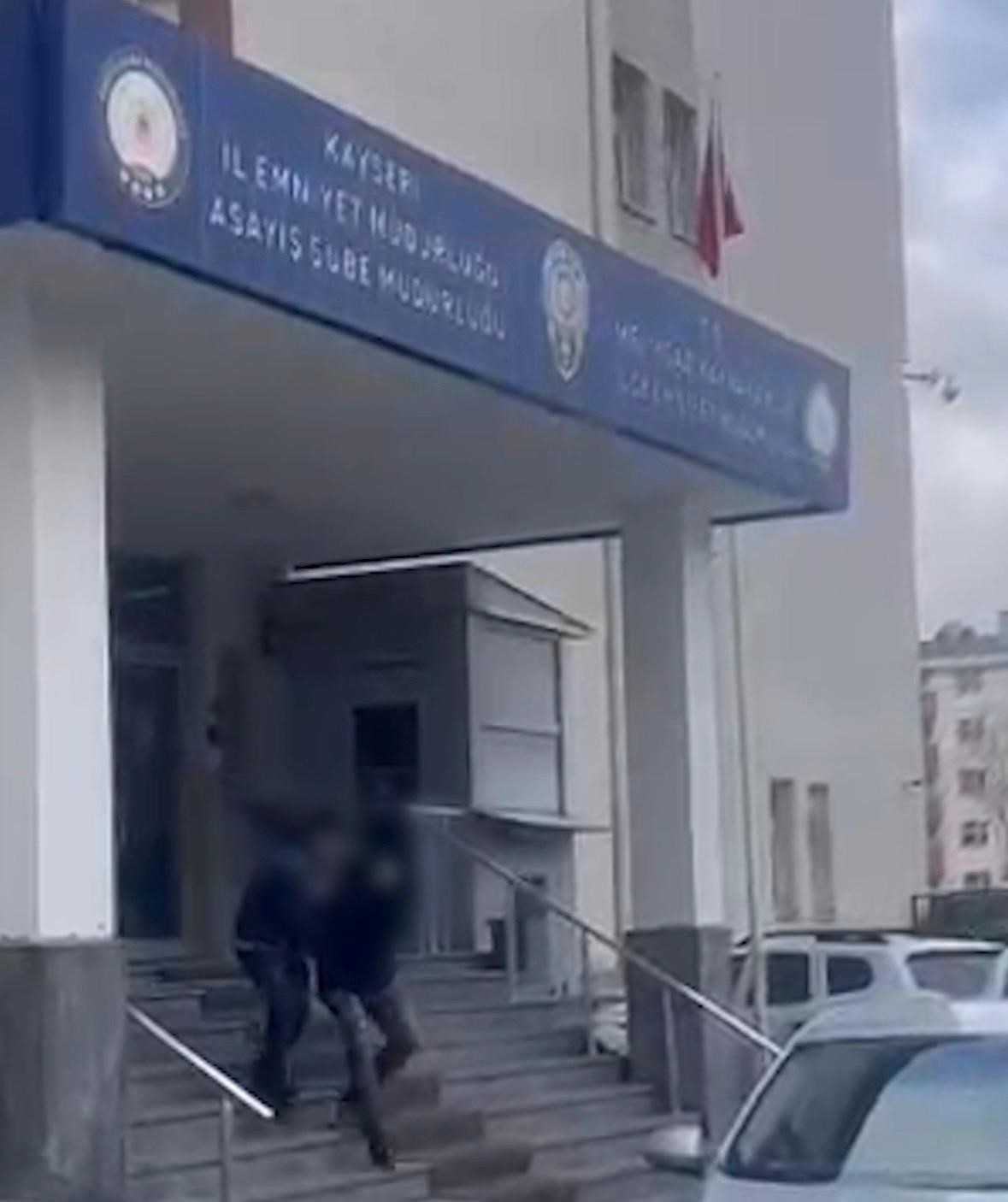 ikametten 1 milyon 700 bin tllik ziynet esyasi caldilar 2 kisi tutuklandi 1 ieHrSWFq