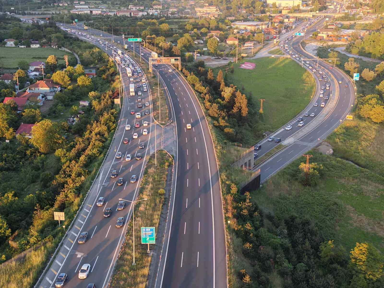 iki ana guzergahta trafik yogunlugu suruyor 0 Eqk9i7Ml