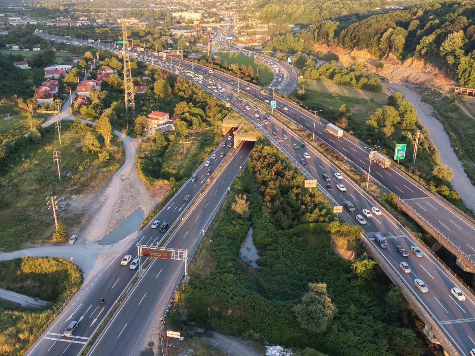 iki ana guzergahta trafik yogunlugu suruyor 1 BRITVJ5l
