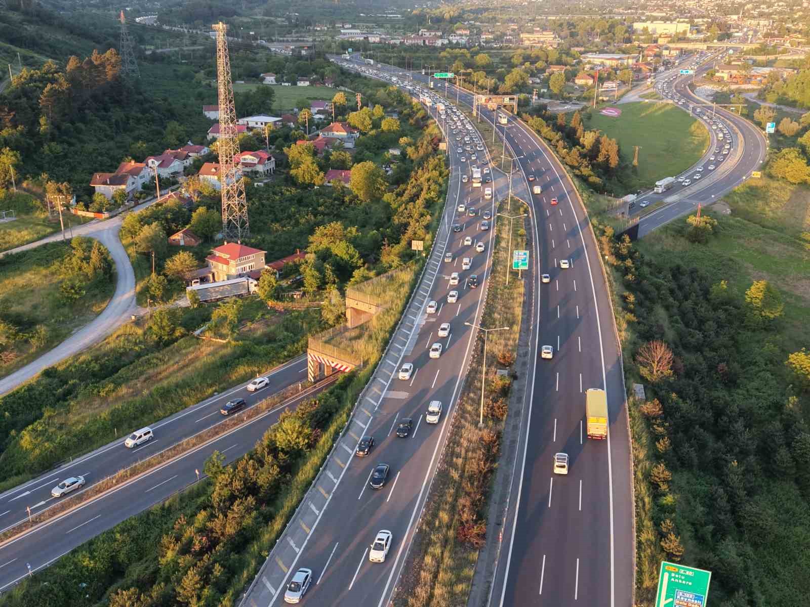 iki ana guzergahta trafik yogunlugu suruyor 2 If49YjEc