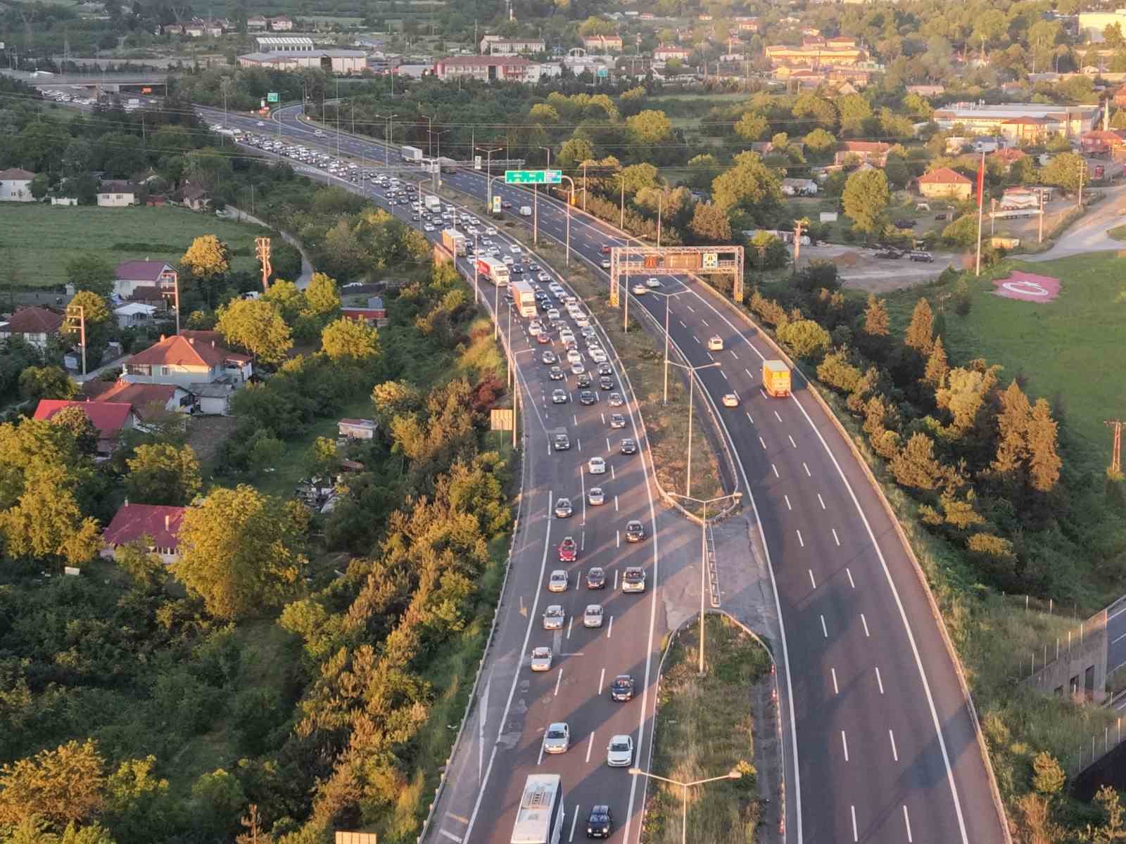 iki ana guzergahta trafik yogunlugu suruyor 3 Zn5gZD15