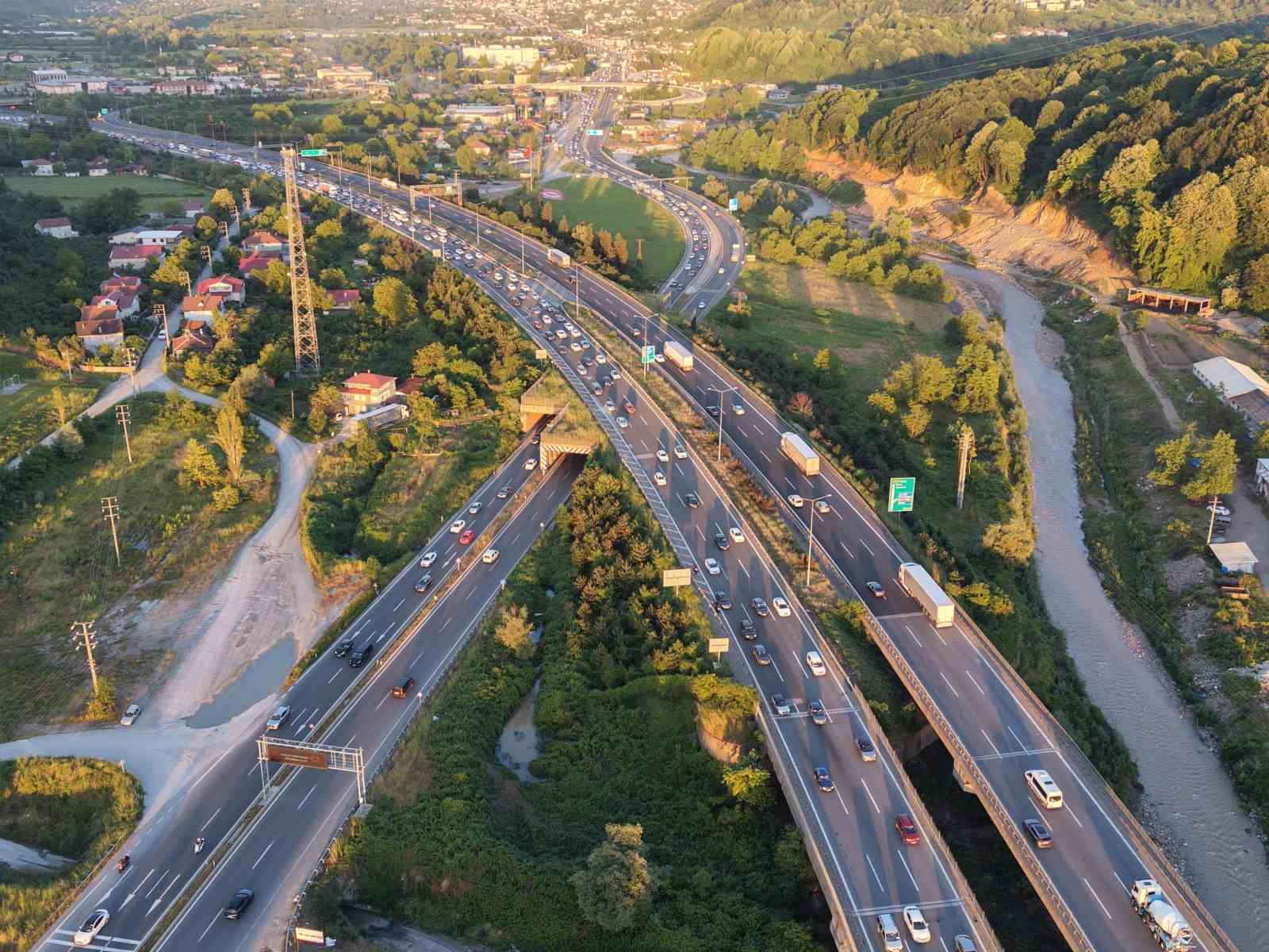 iki ana guzergahta trafik yogunlugu suruyor 4