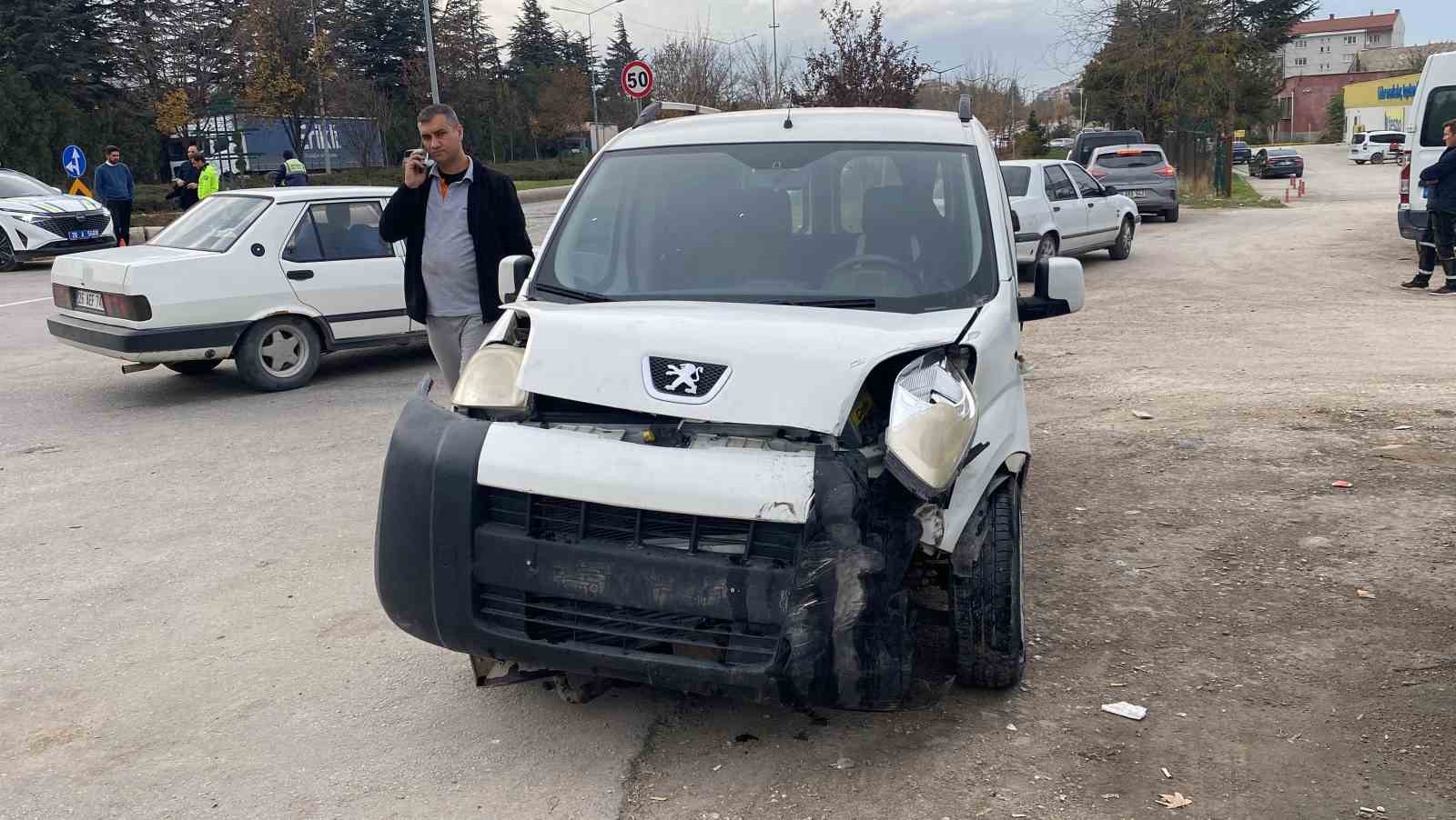iki arac carpisti surucu yarali 1 ki3fsllN