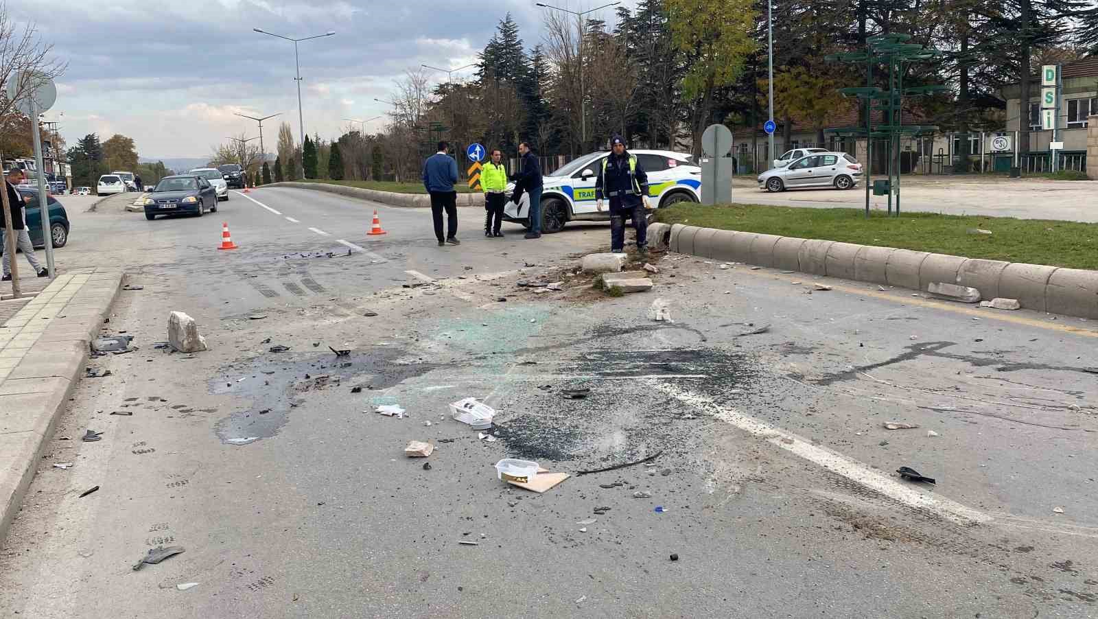iki arac carpisti surucu yarali 4 cSvNKE9j