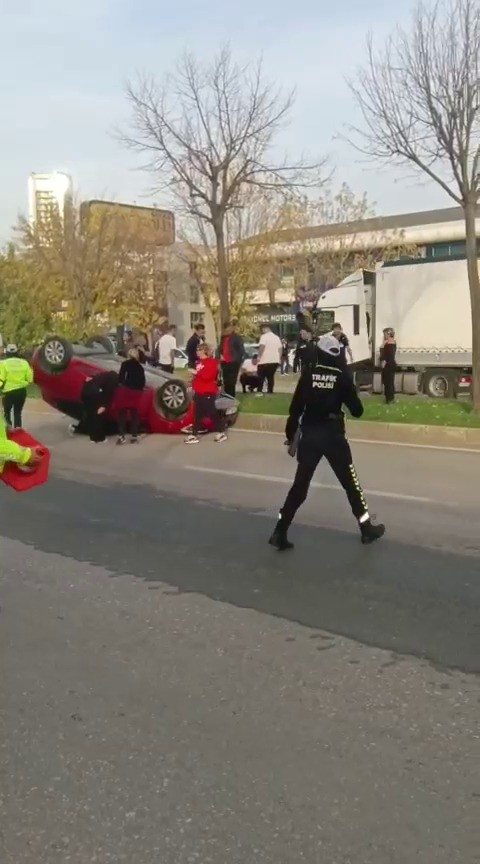 iki arac carpisti takla atan otomobilde surucu sikisti 0 ek4XA8pR