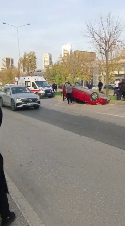 iki arac carpisti takla atan otomobilde surucu sikisti 1 aUVhMhZI