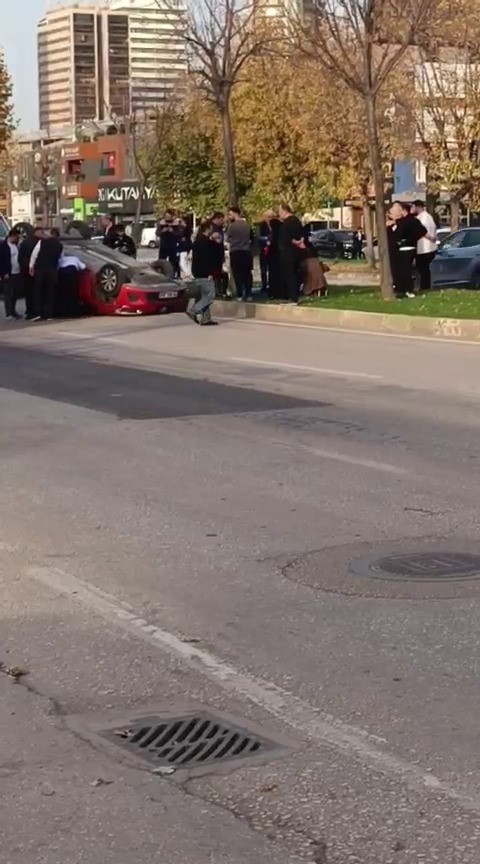 iki arac carpisti takla atan otomobilde surucu sikisti 2 dlaDykva