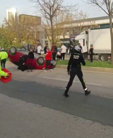 iki-arac-carpisti-takla-atan-otomobilde-surucu-sikisti-G4JxGVQy.jpg