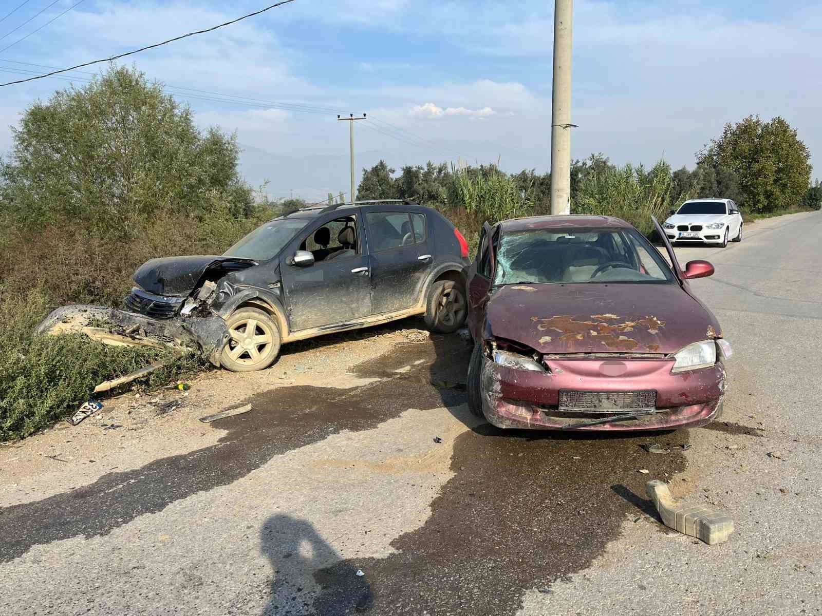 İki araç kafa kafaya çarpıştı: 2 yaralı 4 iki arac kafa kafaya carpisti 2 yarali 0 91EZcCiX
