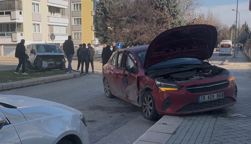 iki aracin hurdaya dondugu kaza kameraya yansidi 1 29IFiEvJ