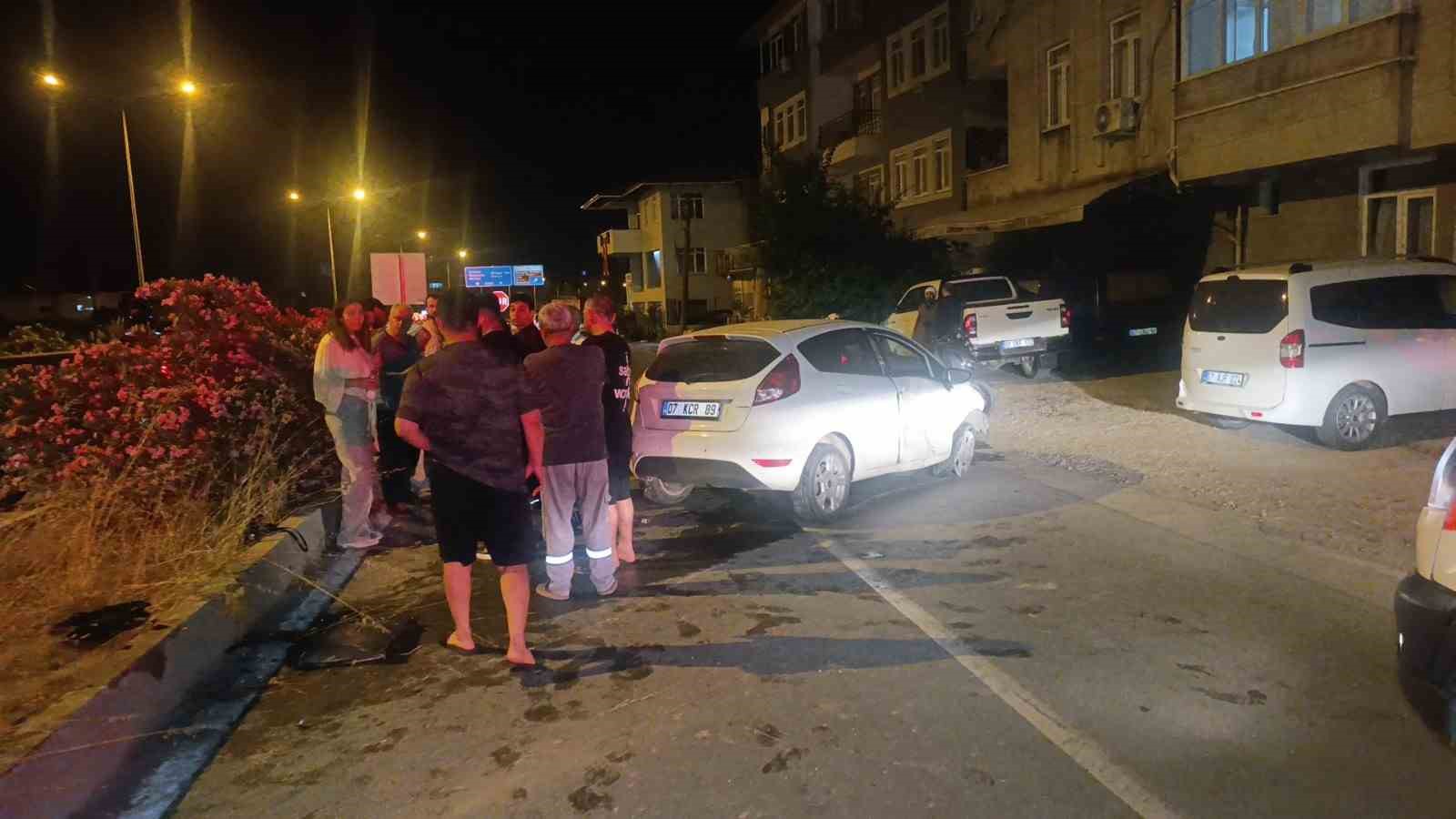 İki araçla çarpışan otomobilden burnu kanamadan çıktı 5 iki aracla carpisan otomobilden burnu kanamadan cikti 1 lR2bK3Ui
