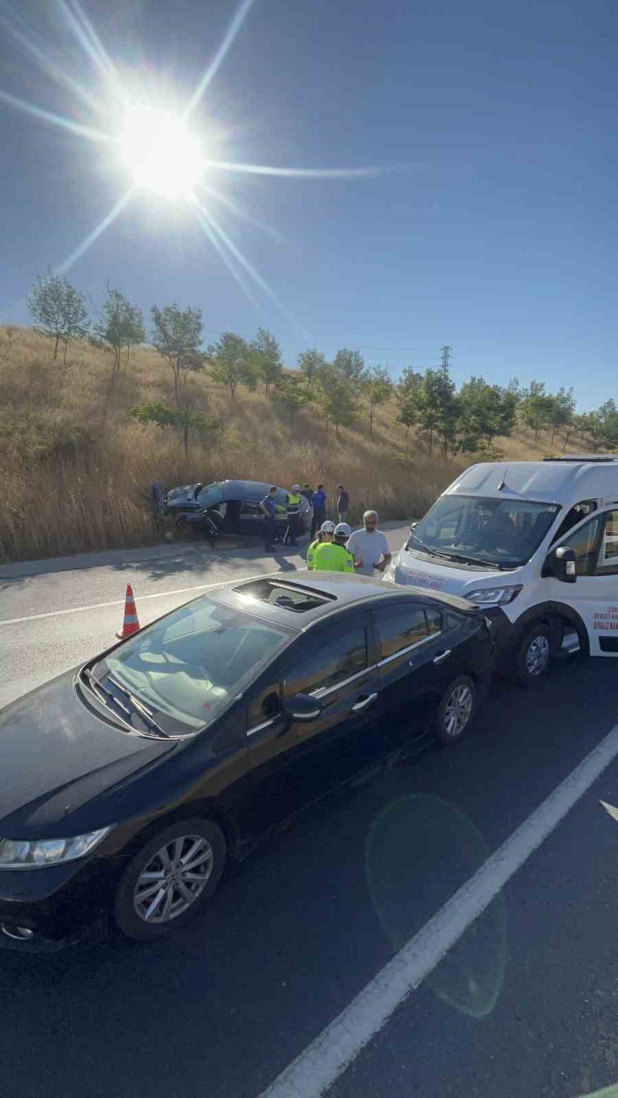iki ayri yerde 8 aracli zincirleme kaza 3 yarali 1 DA4suhvM