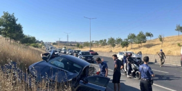 iki-ayri-yerde-8-aracli-zincirleme-kaza-3-yarali-2b6XVbcw.jpg