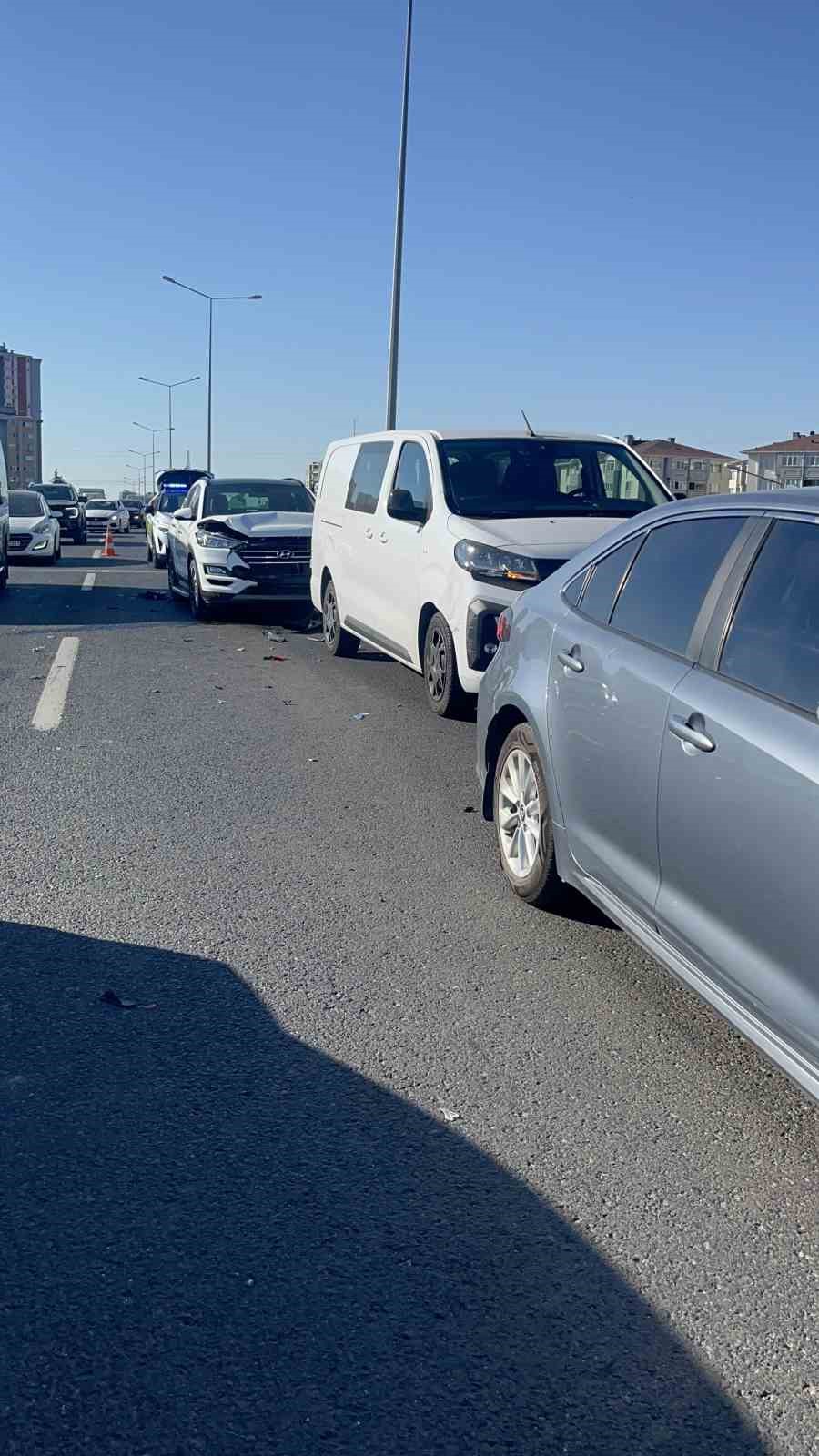 iki ayri yerde 8 aracli zincirleme kaza 3 yarali 3 wiUAR9c6