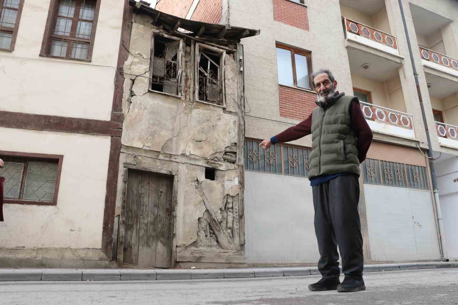 iki bina arasinda sikisan 2 metre enindeki metruk ev dikkat cekiyor 0 ZDHWPLZh