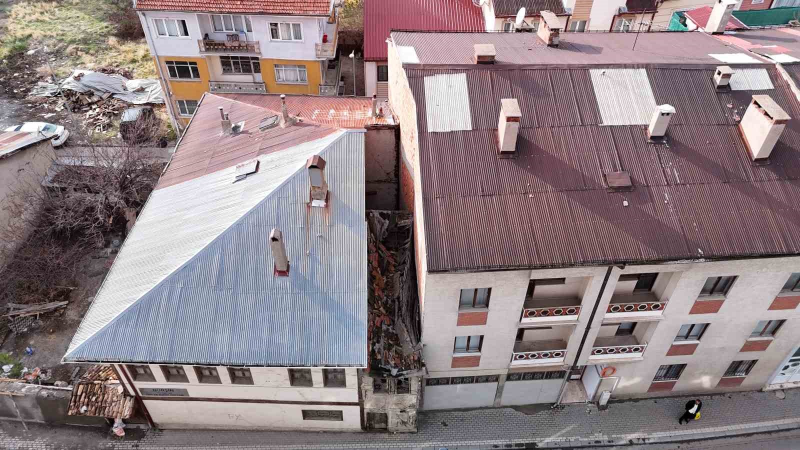 iki bina arasinda sikisan 2 metre enindeki metruk ev dikkat cekiyor 1 dXBL9dJG