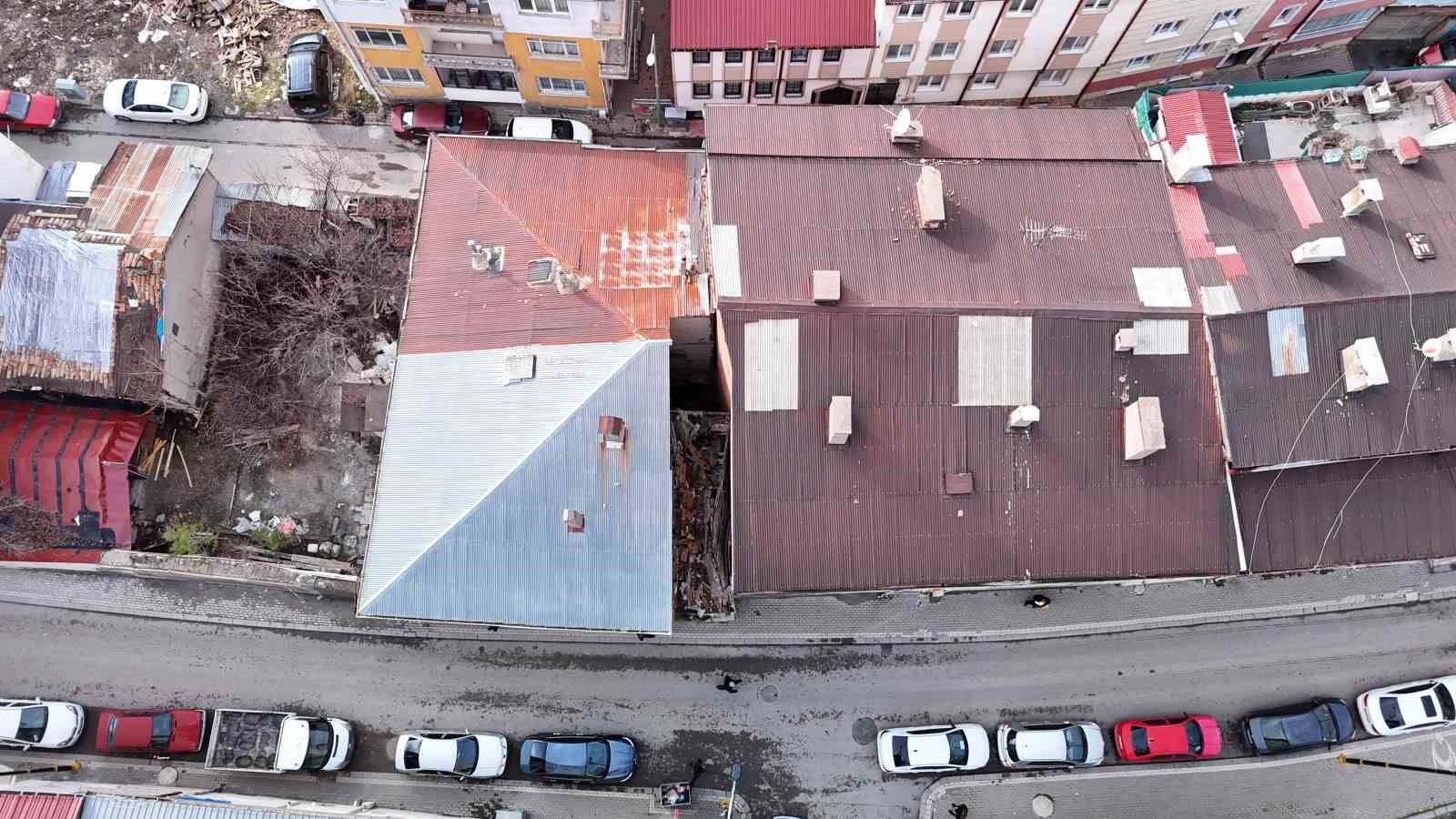 iki bina arasinda sikisan 2 metre enindeki metruk ev dikkat cekiyor 3 vfEebfUJ