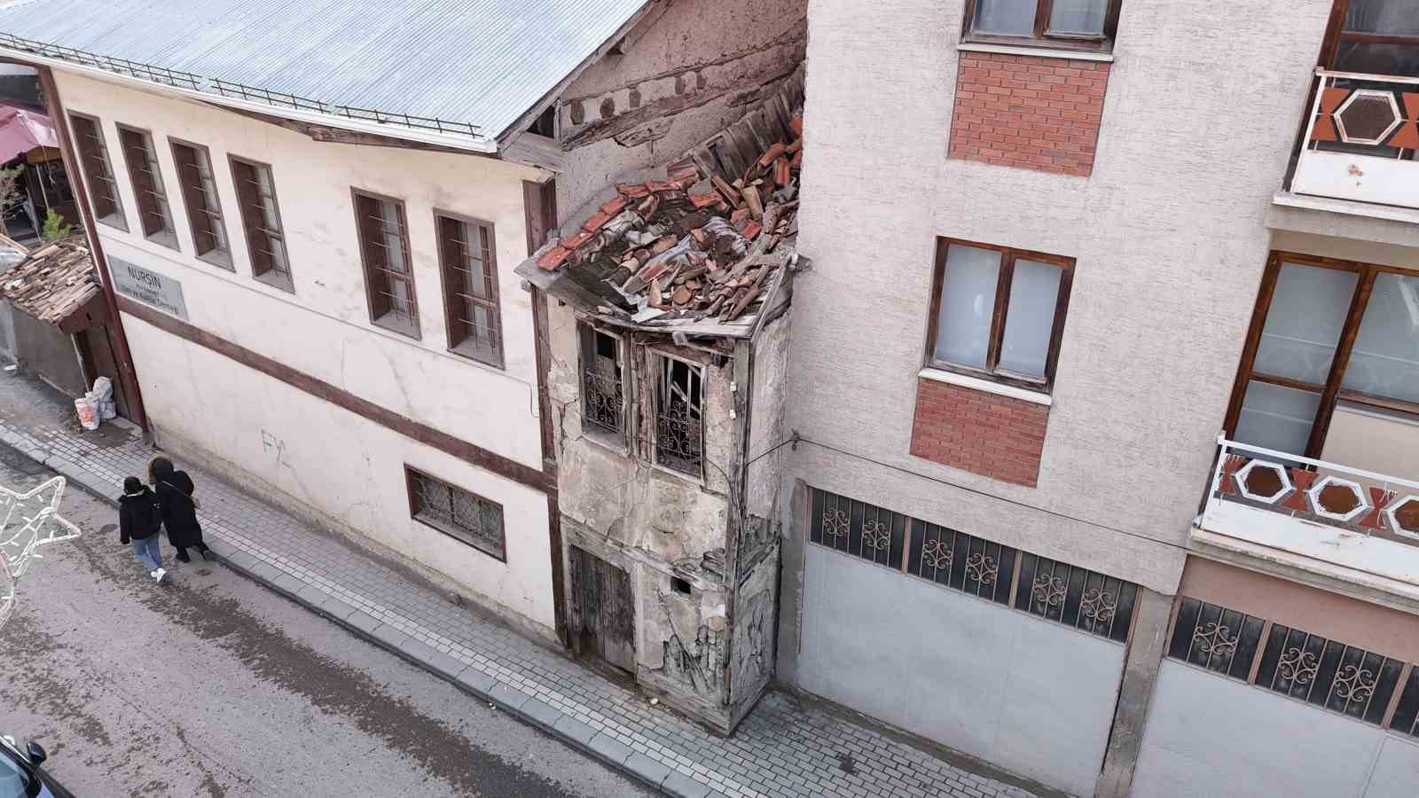 iki bina arasinda sikisan 2 metre enindeki metruk ev dikkat cekiyor 4 UhyRVgQK