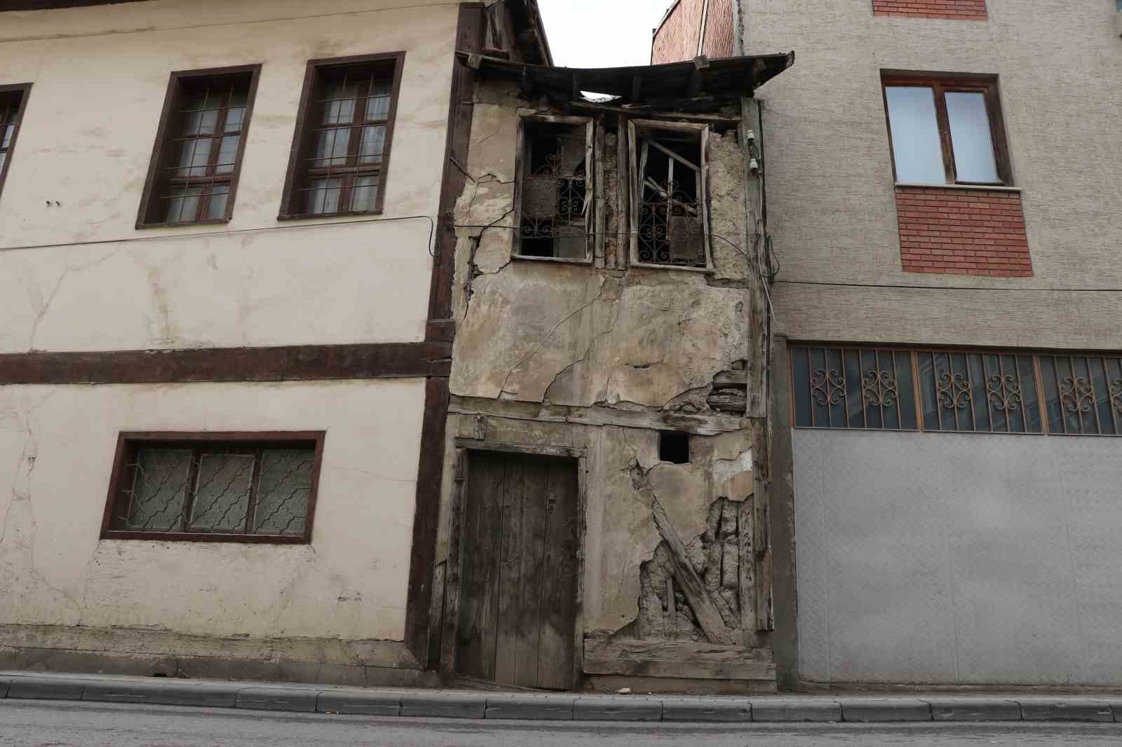 iki bina arasinda sikisan 2 metre enindeki metruk ev dikkat cekiyor 5 e6RqRcBH