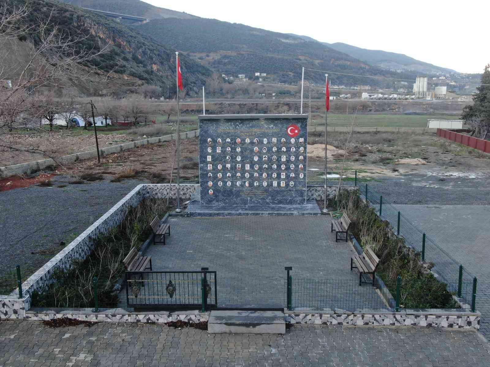 İki çocuğunu kaybeden muhtar köyüne deprem anıtı yaptırdı 6 iki cocugunu kaybeden muhtar koyune deprem aniti yaptirdi 2 ImIDA6cs