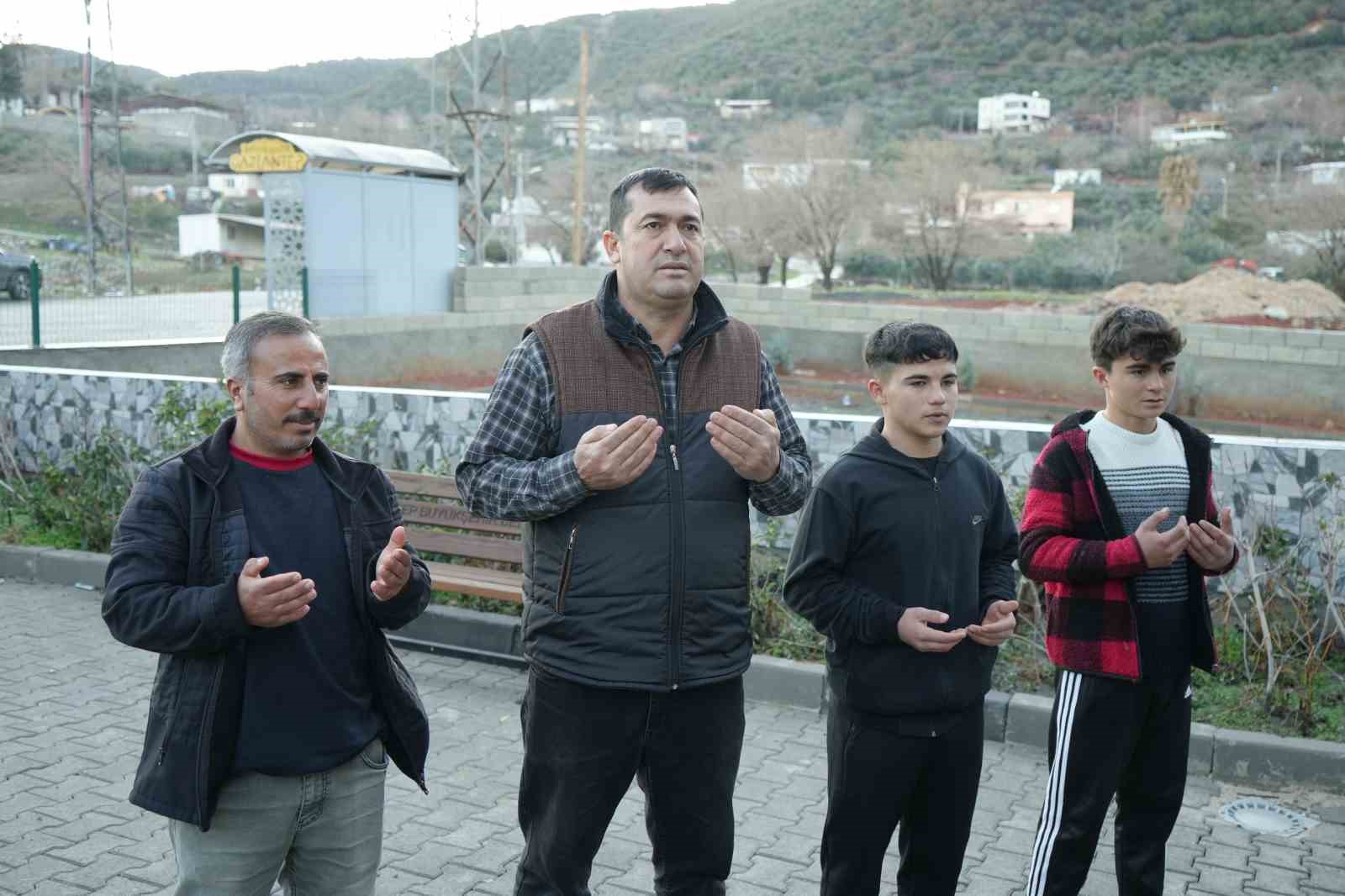 İki çocuğunu kaybeden muhtar köyüne deprem anıtı yaptırdı 10 iki cocugunu kaybeden muhtar koyune deprem aniti yaptirdi 6 CBIXXjO7