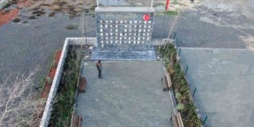 iki-cocugunu-kaybeden-muhtar-koyune-deprem-aniti-yaptirdi-v8cAgMSk.jpg