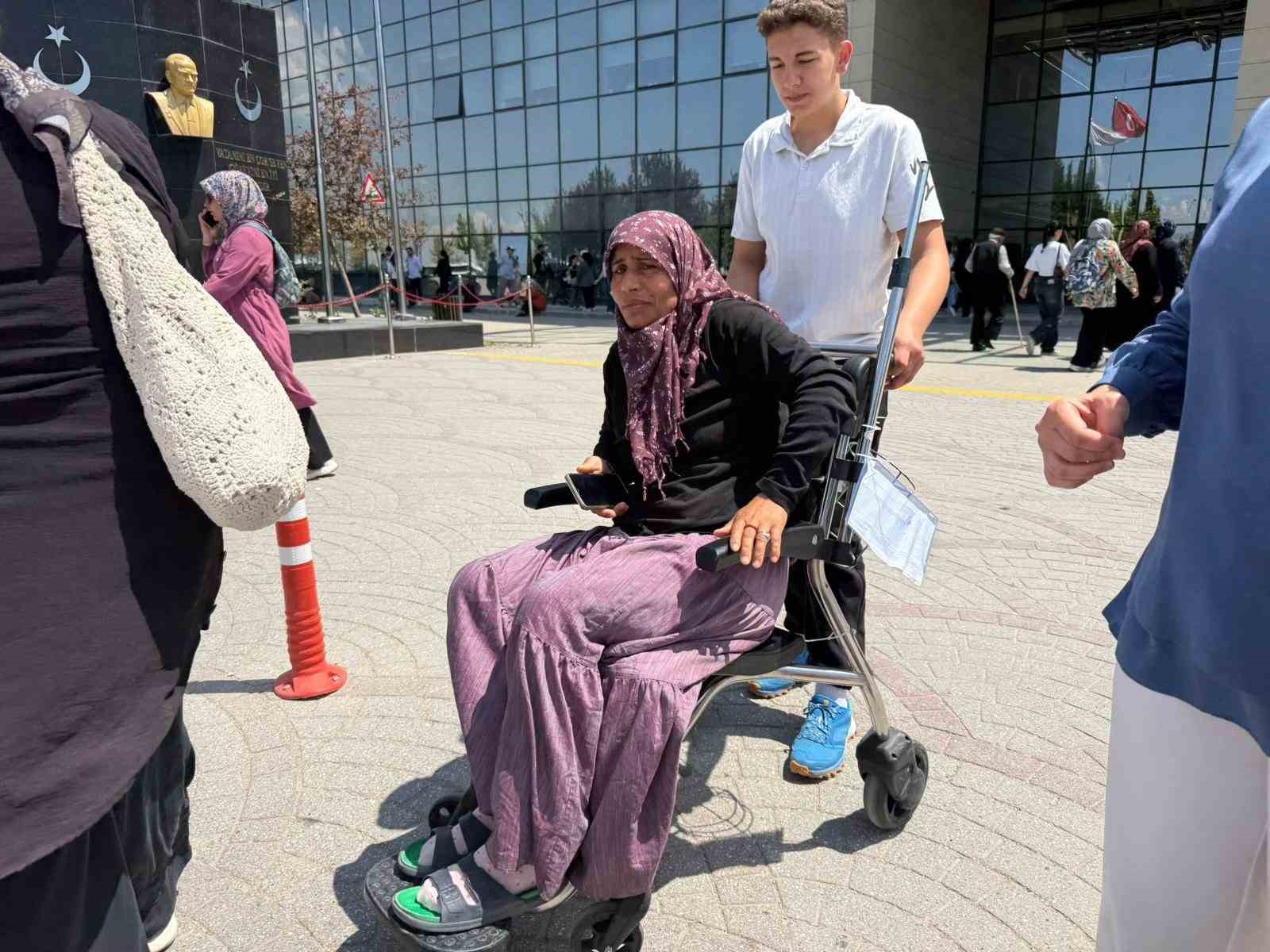 iki cocuk annesi 2 erkek tarafindan sopayla darbedildigini iddia etti 1 iS4inulH