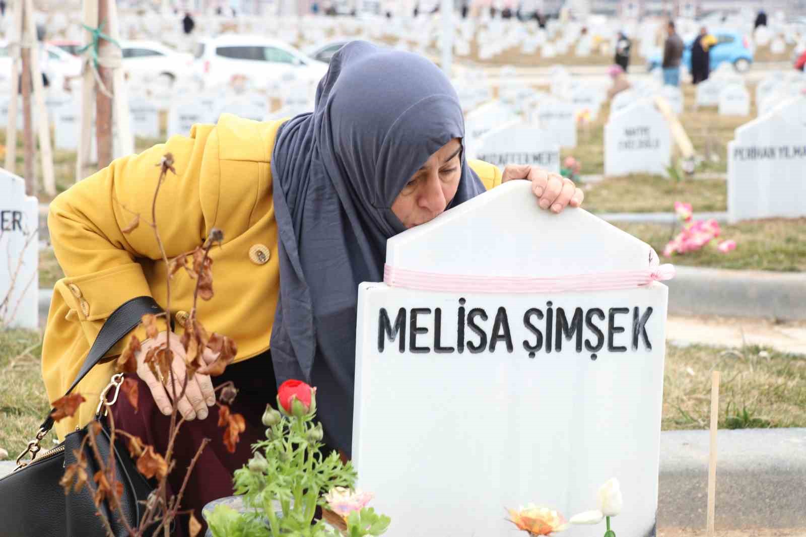iki evladi vahsice oldurulen anne bayram oncesi evlatlarinin kabrini ziyaret etti 4 KLwDkft6