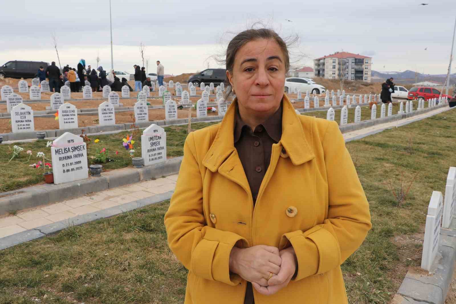 iki evladi vahsice oldurulen anne bayram oncesi evlatlarinin kabrini ziyaret etti 5 2jP1Bp49