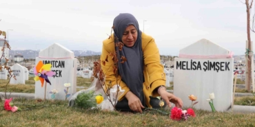 iki-evladi-vahsice-oldurulen-anne-bayram-oncesi-evlatlarinin-kabrini-ziyaret-etti-8ImqjWu7.jpg