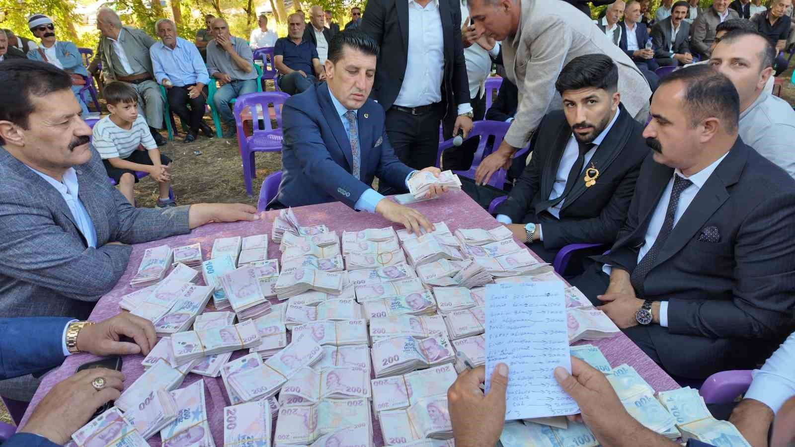 İki gece iki gün süren düğünde 35 koyun kesildi, 6 milyon lira takı takıldı 5 iki gece iki gun suren dugunde 35 koyun kesildi 6 milyon lira taki takildi 79An4ca2