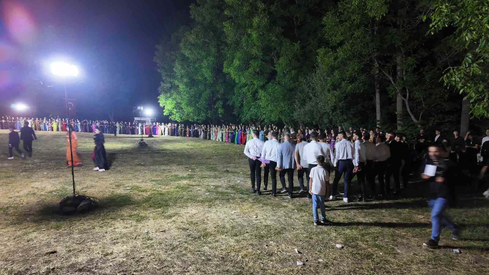 İki gece iki gün süren düğünde 35 koyun kesildi, 6 milyon lira takı takıldı 9 iki gece iki gun suren dugunde 35 koyun kesildi 6 milyon lira taki takildi 7wqg41eF