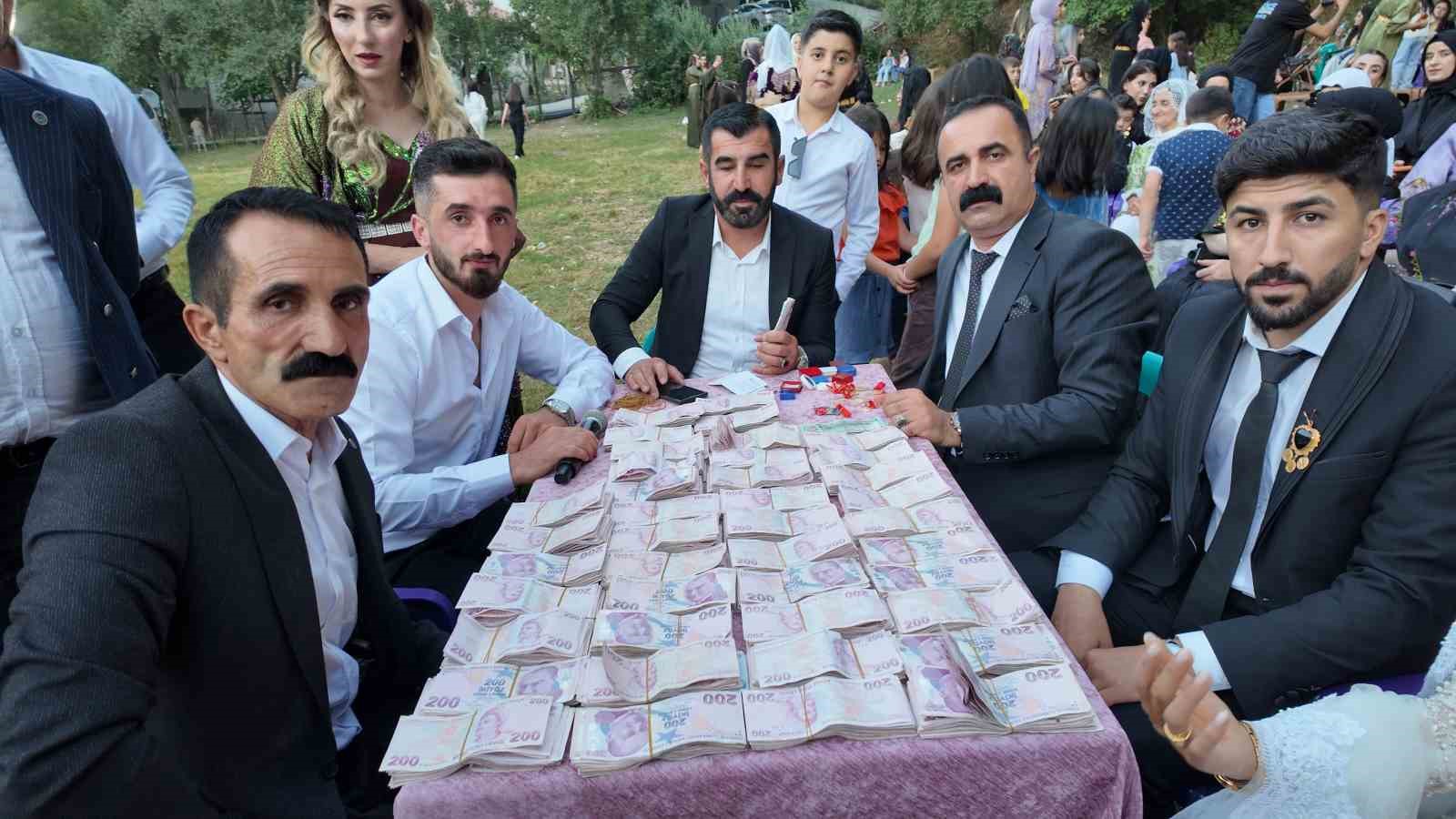 İki gece iki gün süren düğünde 35 koyun kesildi, 6 milyon lira takı takıldı 7 iki gece iki gun suren dugunde 35 koyun kesildi 6 milyon lira taki takildi CDb4ly5m