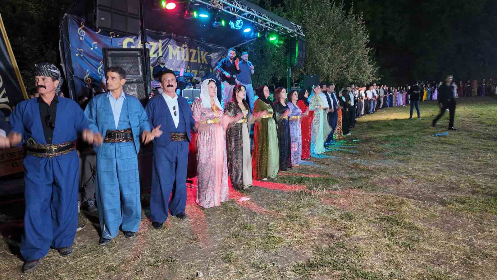 İki gece iki gün süren düğünde 35 koyun kesildi, 6 milyon lira takı takıldı 8 iki gece iki gun suren dugunde 35 koyun kesildi 6 milyon lira taki takildi FJlpV7Tp