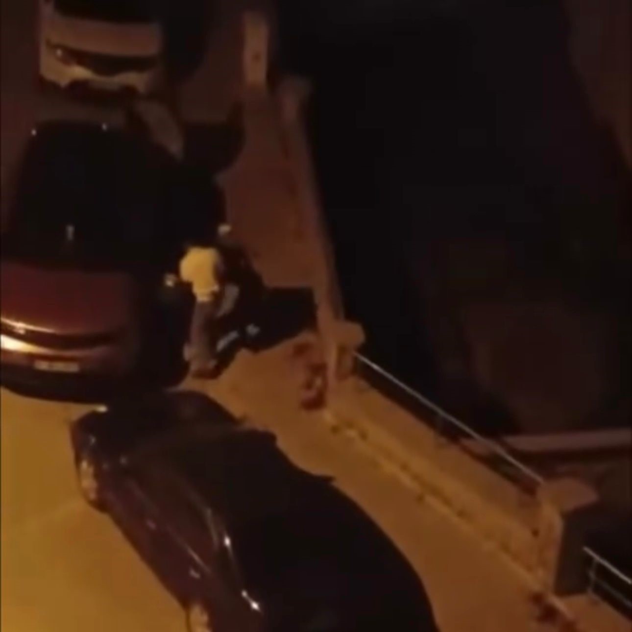 İki grup arasındaki yumruklu kavga kamerada 7 iki grup arasindaki yumruklu kavga kamerada 3 aPz95RY1