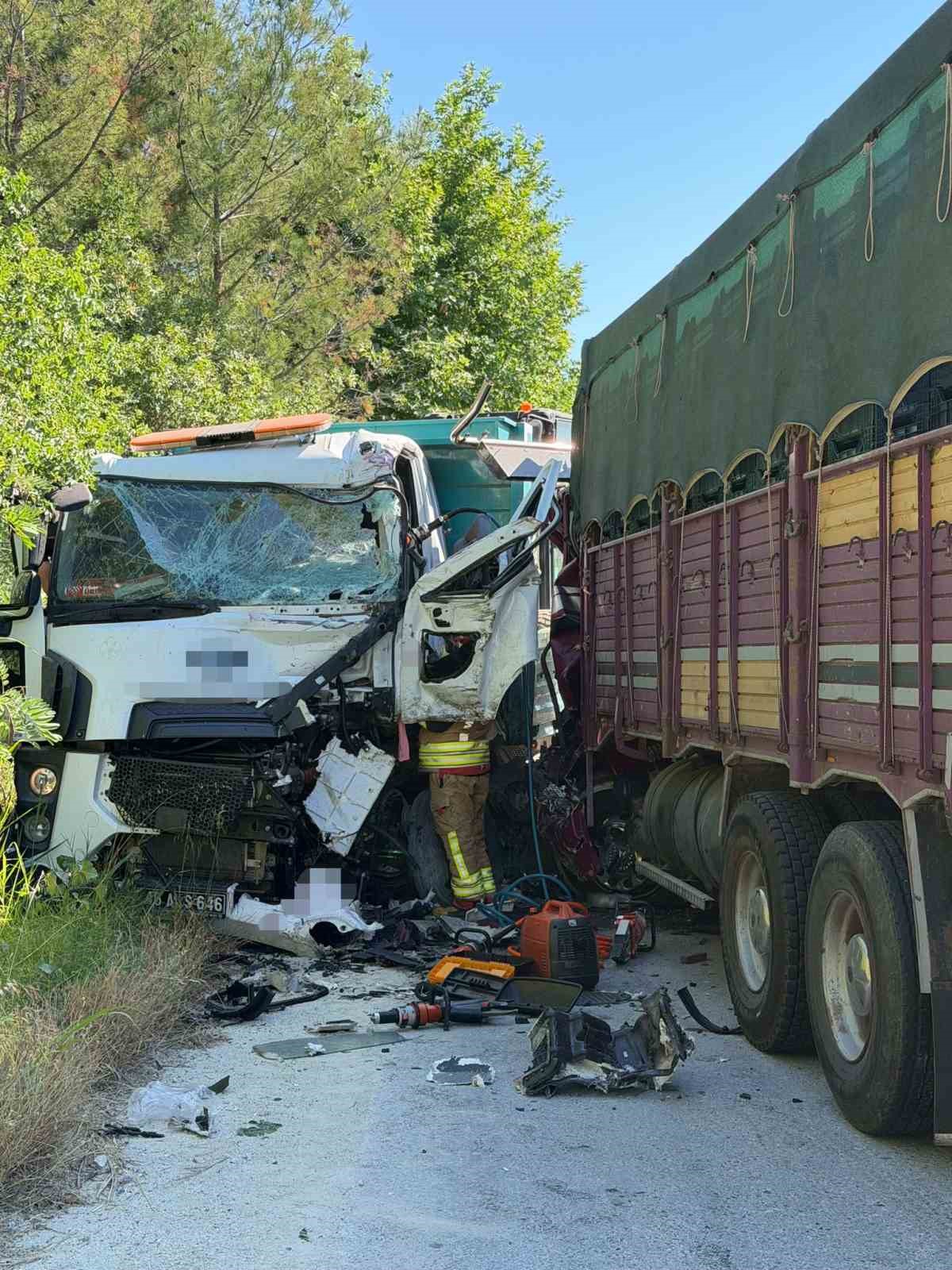 iki kamyon virajda carpisti 1 olu 2 yarali 0