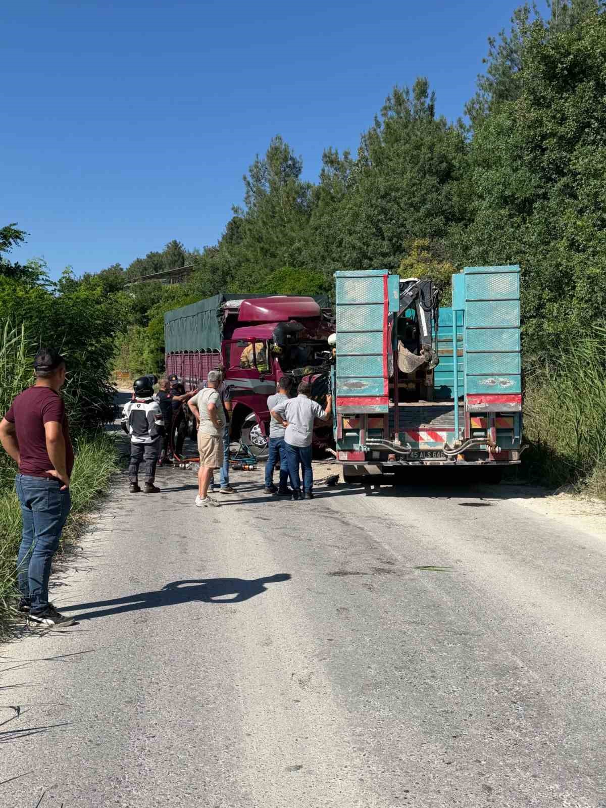iki kamyon virajda carpisti 1 olu 2 yarali 1 rJyXeJ9C