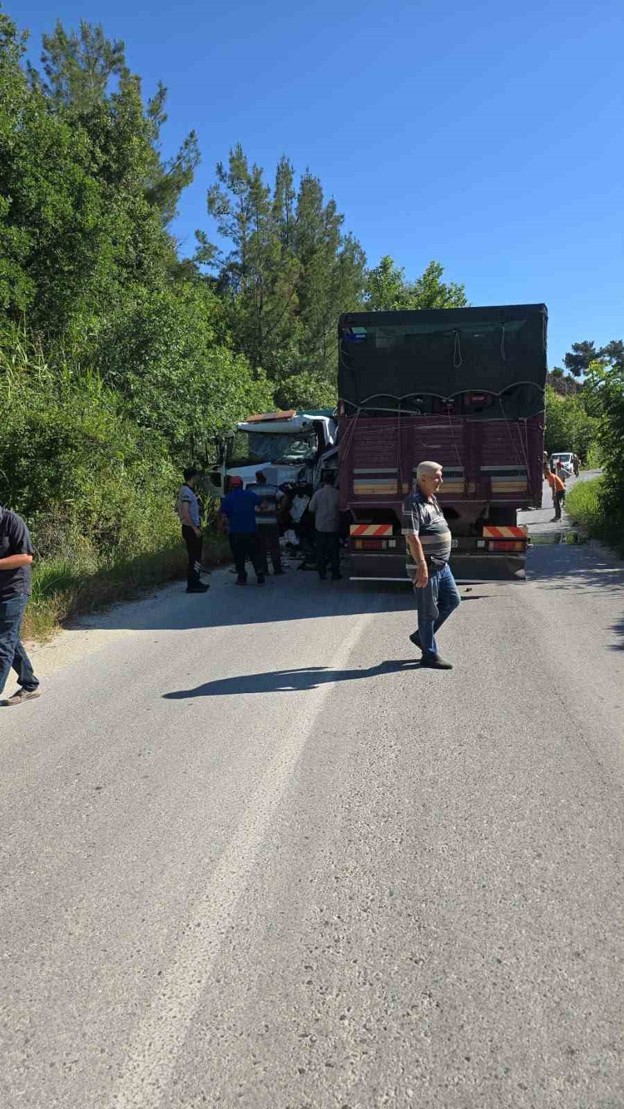 iki kamyon virajda carpisti 1 olu 2 yarali 2 XK4JEk2h