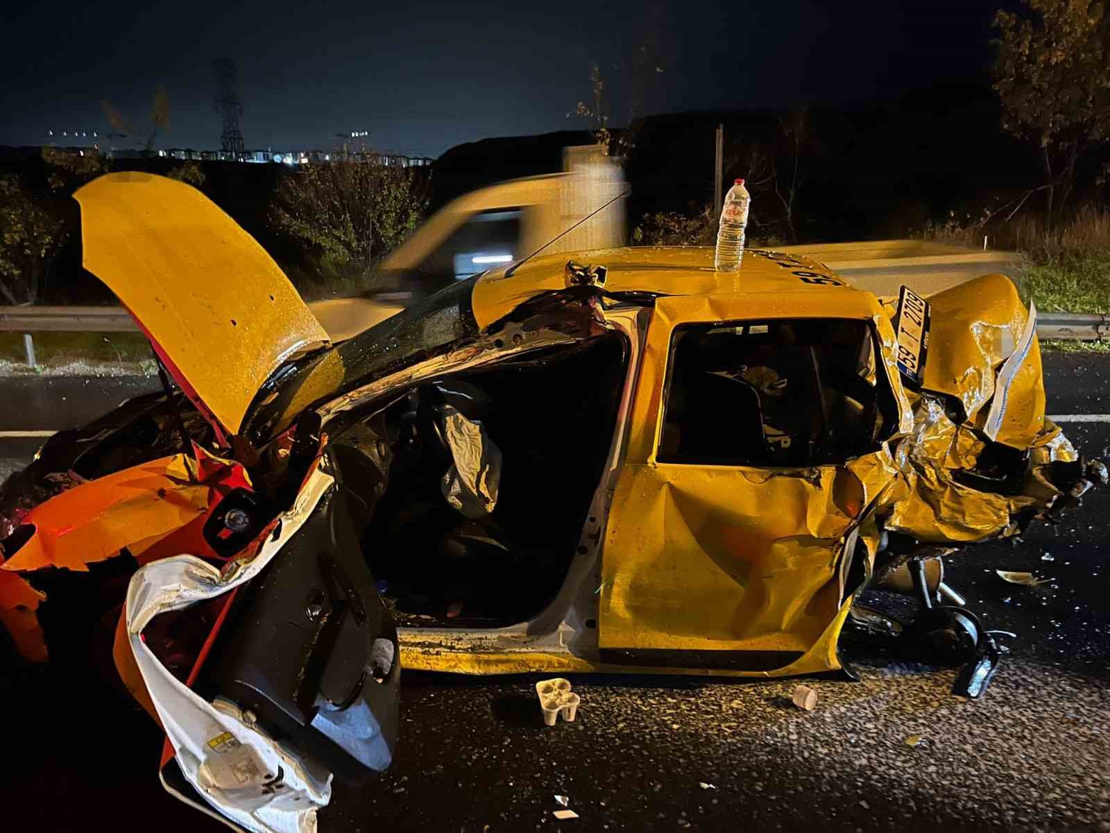 iki kamyonun arasinda kagit gibi ezilen taksi surucusu yaralandi 0 GgMTBceg