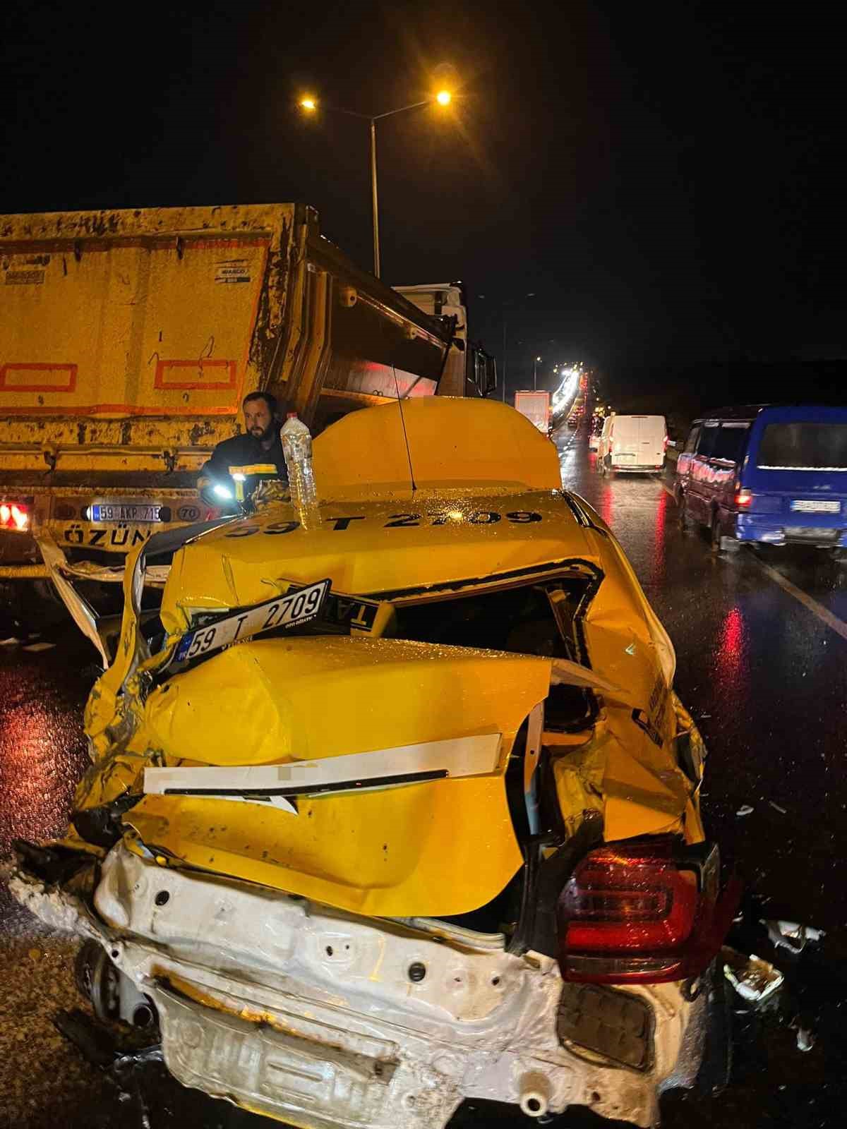 iki kamyonun arasinda kagit gibi ezilen taksi surucusu yaralandi 1 cQUIJZ8B