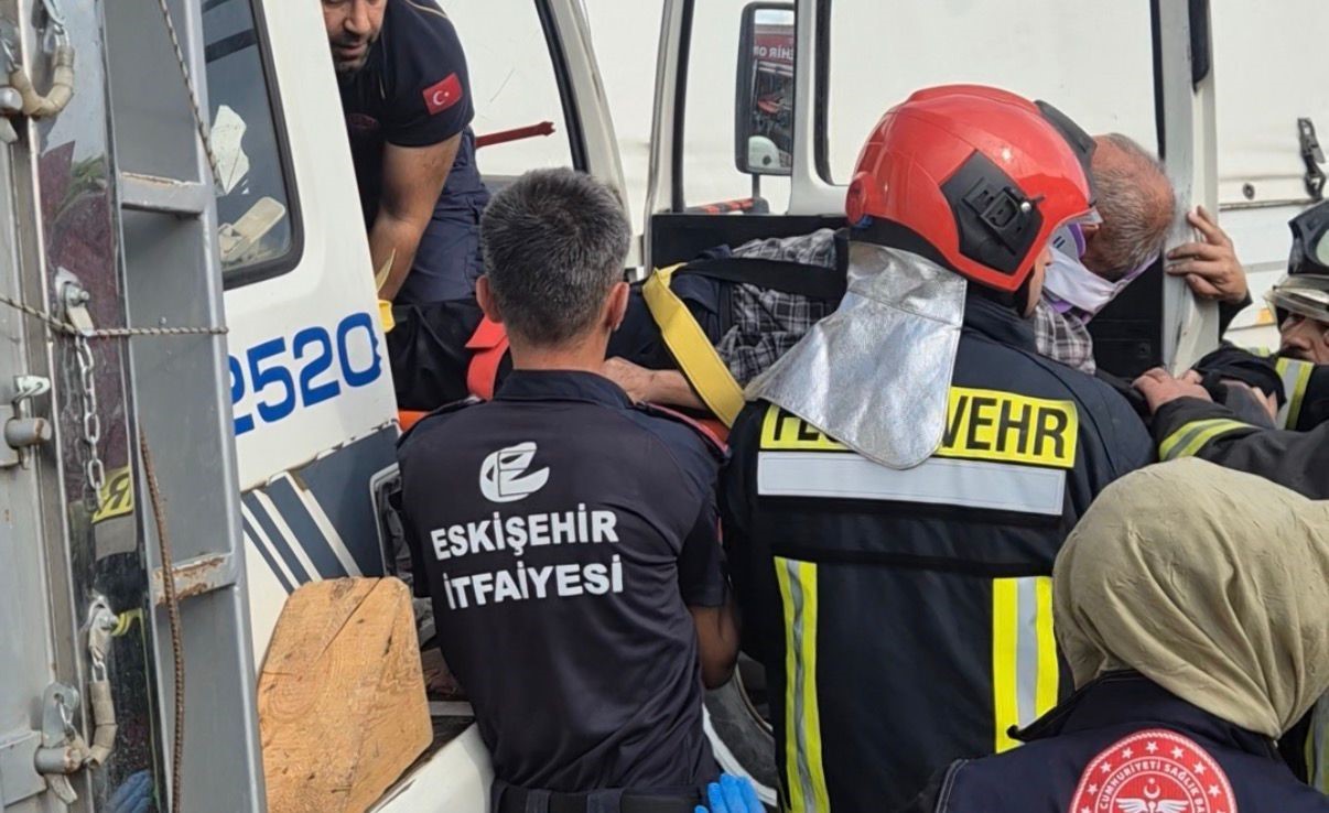 İki kamyonun karıştığı kazada sıkışan sürücüyü itfaiye ekipleri çıkardı 4 iki kamyonun karistigi kazada sikisan surucuyu itfaiye ekipleri cikardi 0 JPEPUXEL